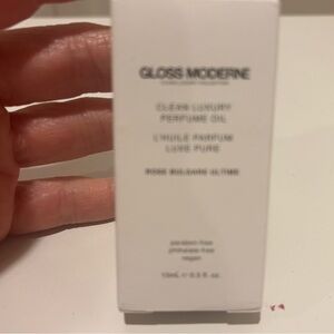 Gloss Moderne Clean Luxury Perfume Oil 
Rose